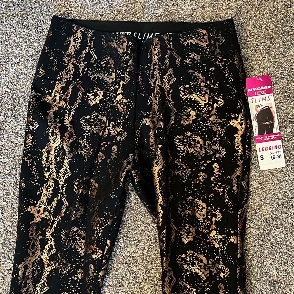 NEW Womenโs Luxe Nygard Slims Black Gold Leggings Slimcurve Technology Small - Picture 2 of 9